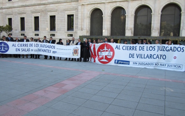 Los abogados han protestado a las puertas de la sede del TSJCyL.