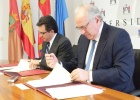 Pedro Ballvé (primer plano) firma el convenio con el rector de la Universidad de Burgos (fondo).