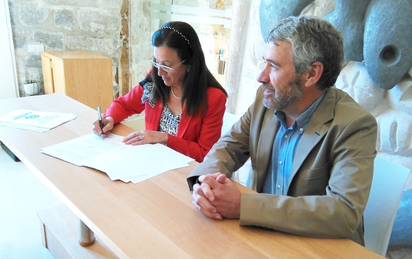 Rosa Pérez de Caja de Burgos y Jorge Simón han firmado el acuerdo